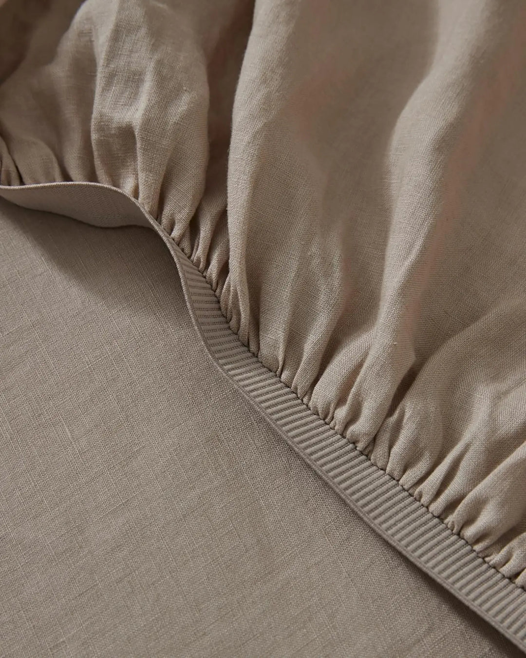 Ravello Fitted Sheet in Shell, close-up of elastic-edged corner with ribbed binding detail by Weave Home